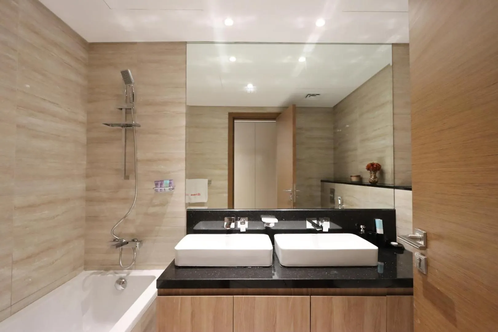 Livbnb- High-End 2Br With Dubai Canal View Apartment