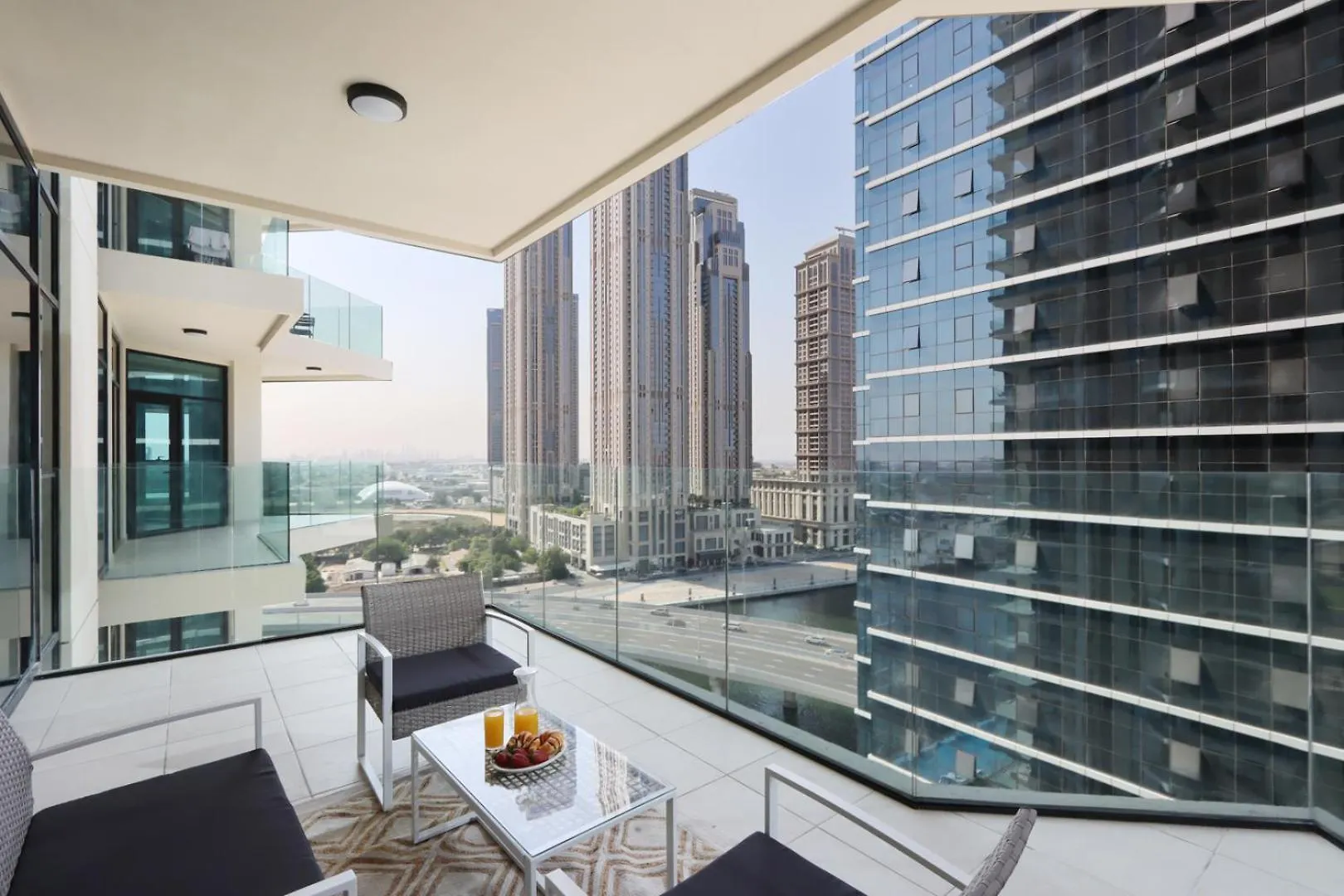 Livbnb- High-End 2Br With Dubai Canal View Apartment